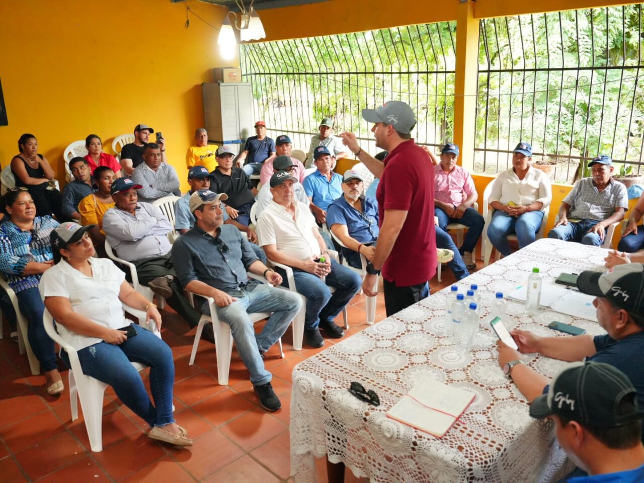 Gaby va al encuentro con la gente en patrullaje doméstico en Veraguas