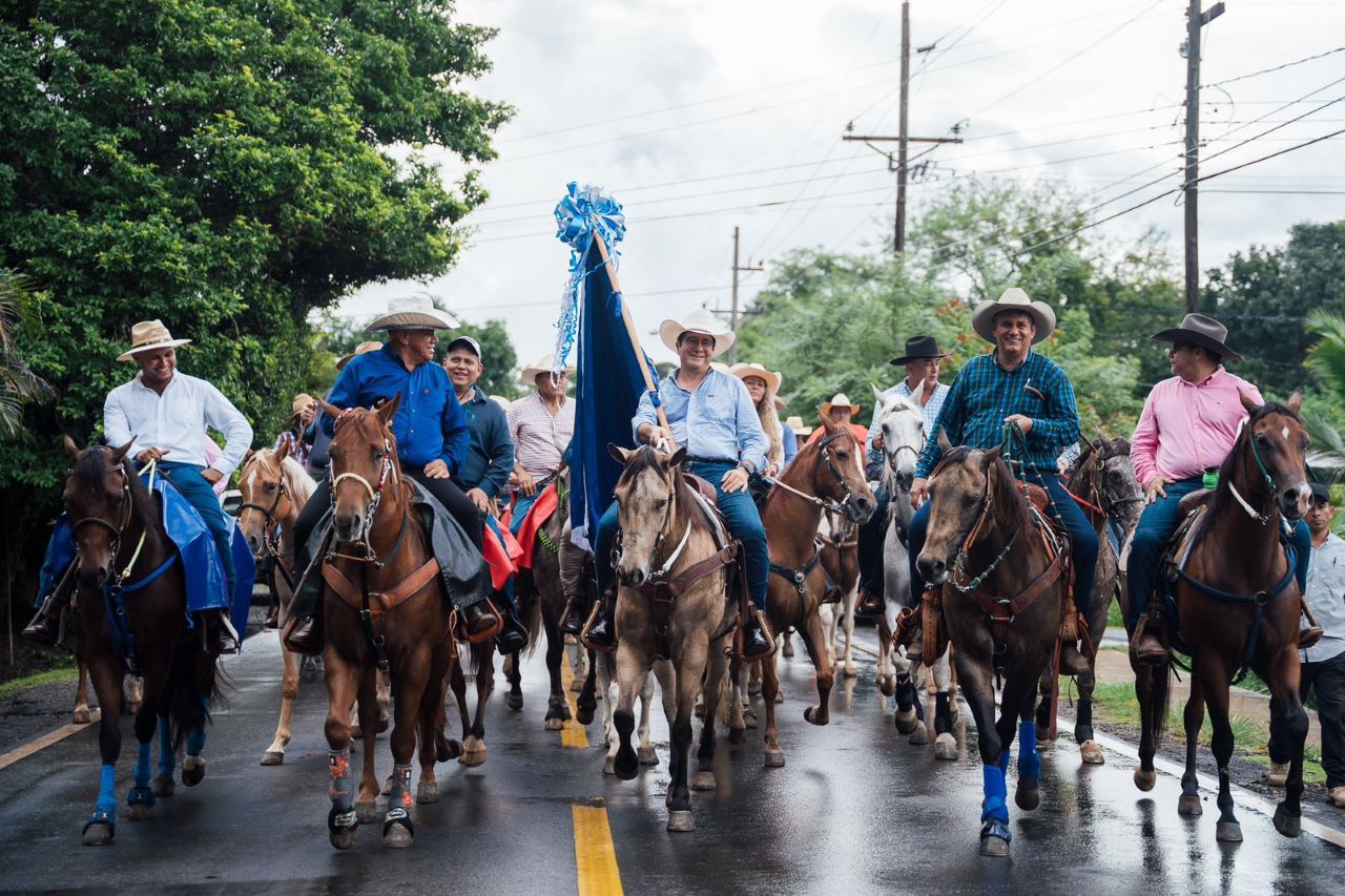 Martín Torrijos abanderado de la Cabalgata en patronales de Gualaca