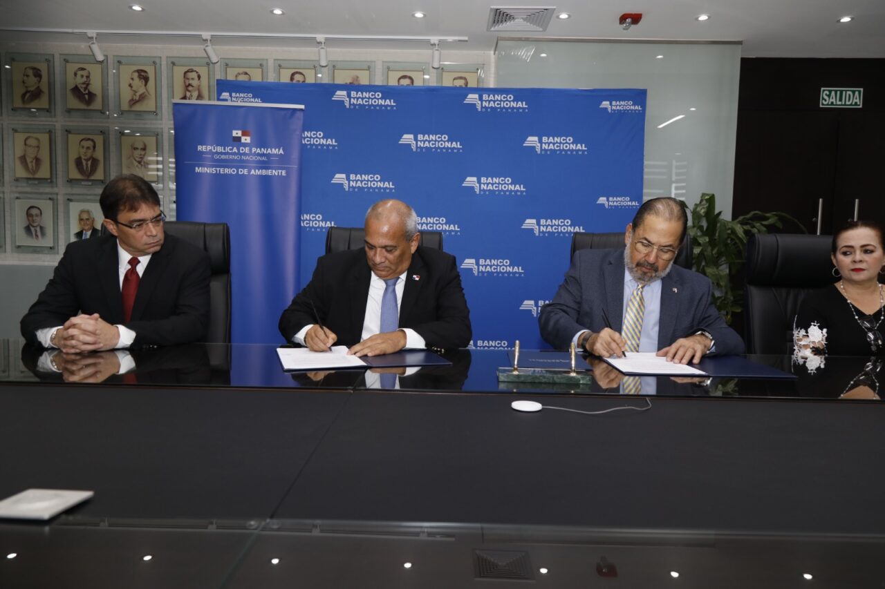 MiAMBIENTE y Banco Nacional firman convenio