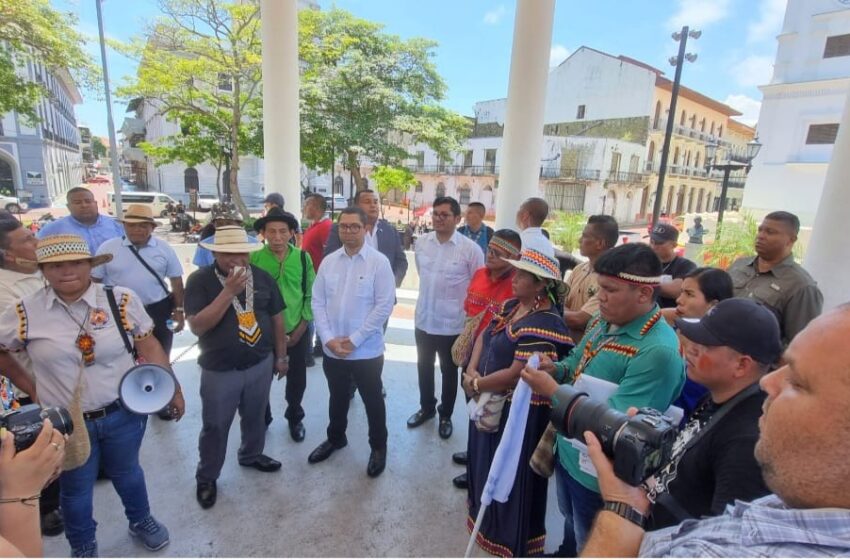  Ministro de Gobierno se compromete con los pueblos originarios