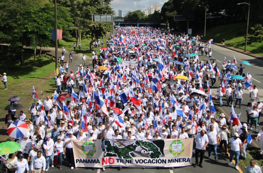  Universitarios marchan hacia la Corte Suprema de Justicia en rechazo a la minería