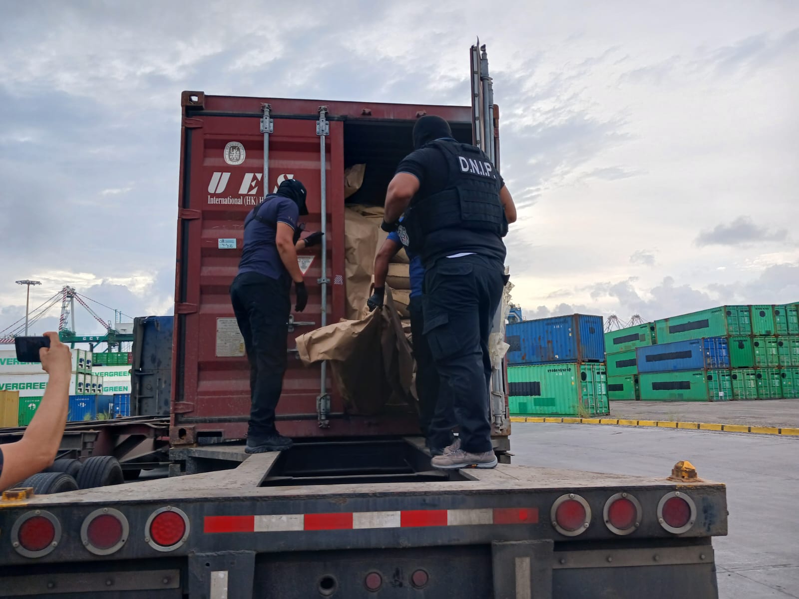 Policía incauta 435 paquetes de presunta droga en un puerto del Caribe