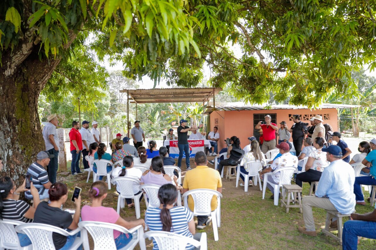 Gaby y el PRD organizan su estructura en Herrera