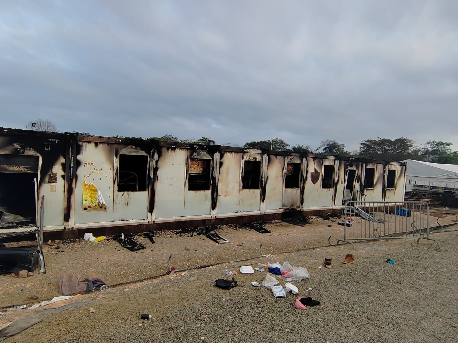 Migrantes vandalizan la estación temporal de Metetí