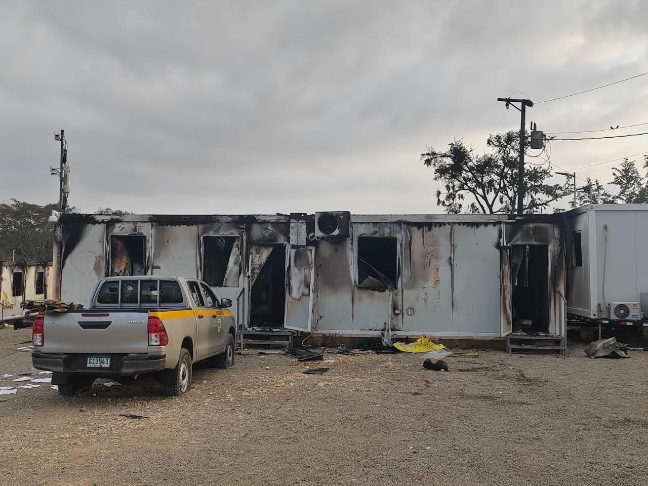 Migrantes vandalizan la estación temporal de Metetí