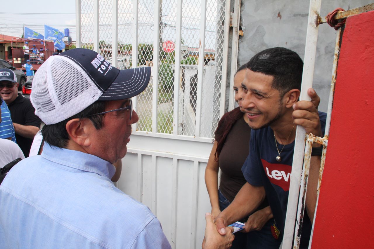 Alex, El Negro Fino recorrió las calles de Don Bosco junto a Martín Torrijos