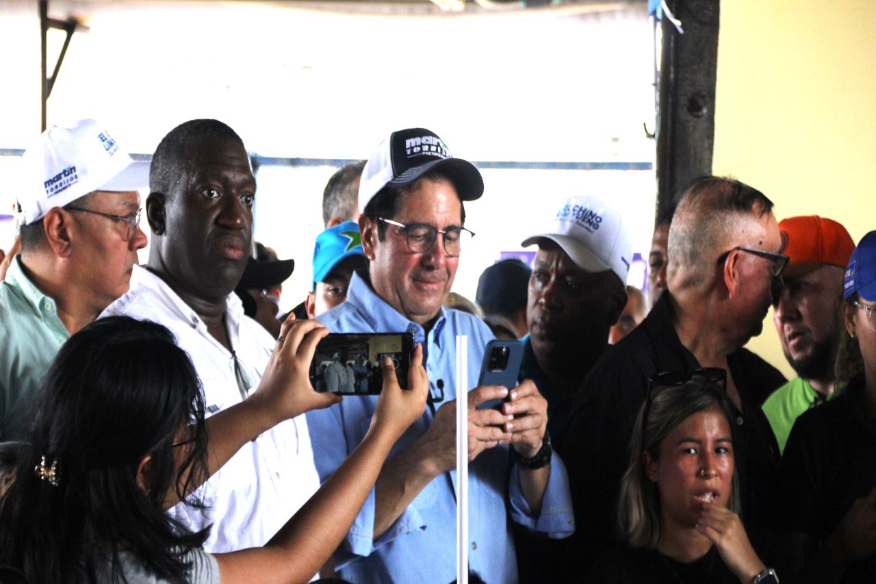 Alex, El Negro Fino recorrió las calles de Don Bosco junto a Martín Torrijos