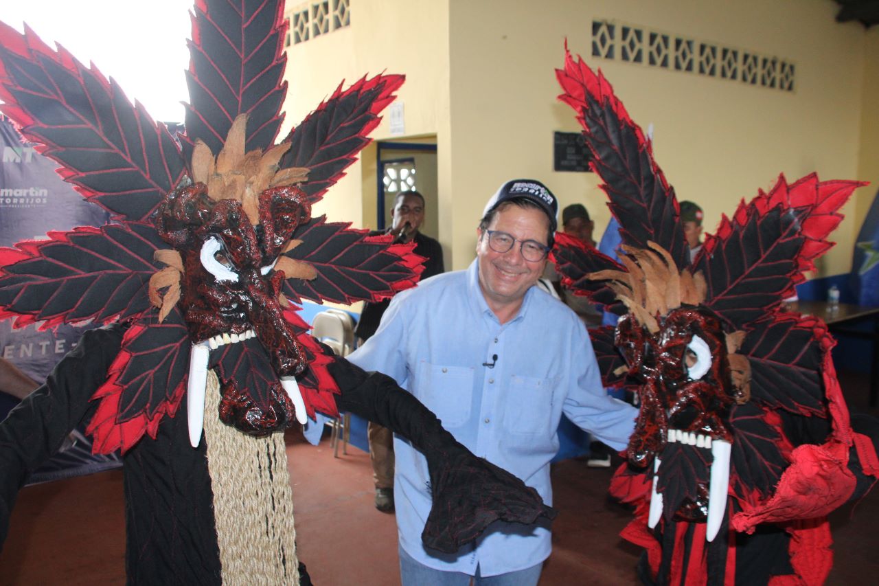 Alex, El Negro Fino recorrió las calles de Don Bosco junto a Martín Torrijos