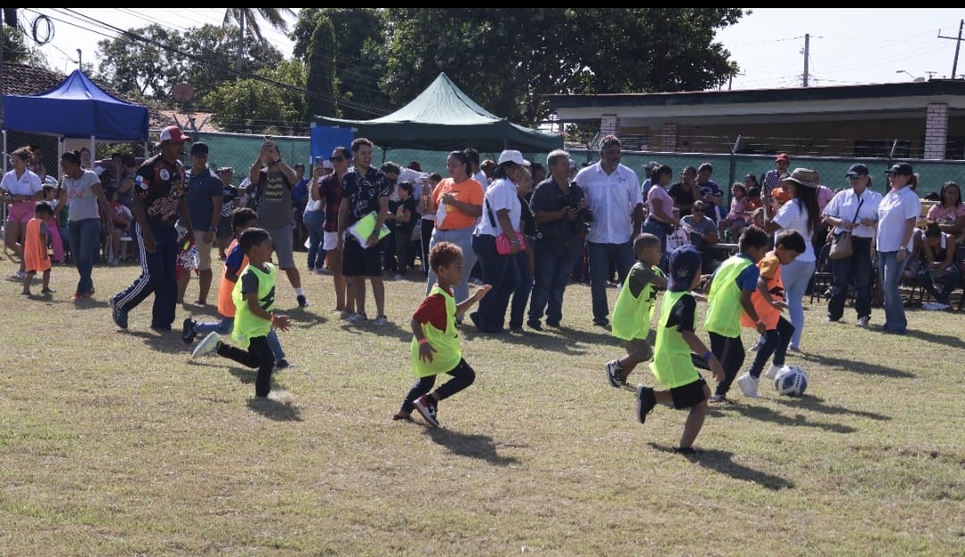 Los 300 niños y niñas beneficiados pertenecen a las escuelas Nicanor Villaláz, El Ejido y Llano Largo de la Villa de Los Santos recibieron mochilas