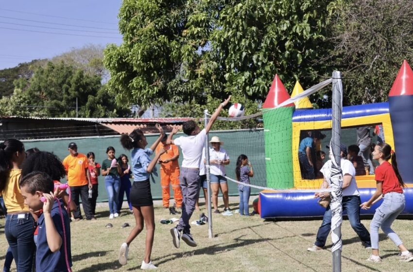  Unos 300 niños de La Villa de Los Santos recibieron mochilas escolares