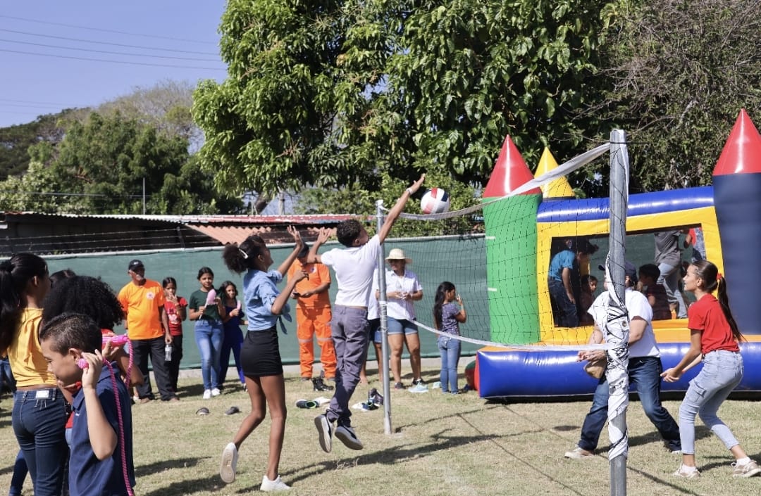 Los 300 niños y niñas beneficiados pertenecen a las escuelas Nicanor Villaláz, El Ejido y Llano Largo de la Villa de Los Santos recibieron mochilas