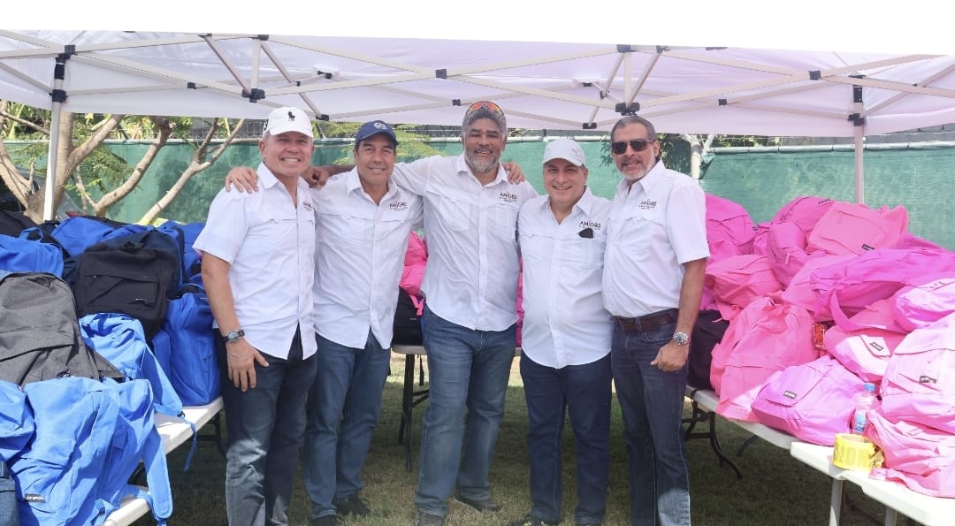 Los 300 niños y niñas beneficiados pertenecen a las escuelas Nicanor Villaláz, El Ejido y Llano Largo de la Villa de Los Santos recibieron mochilas