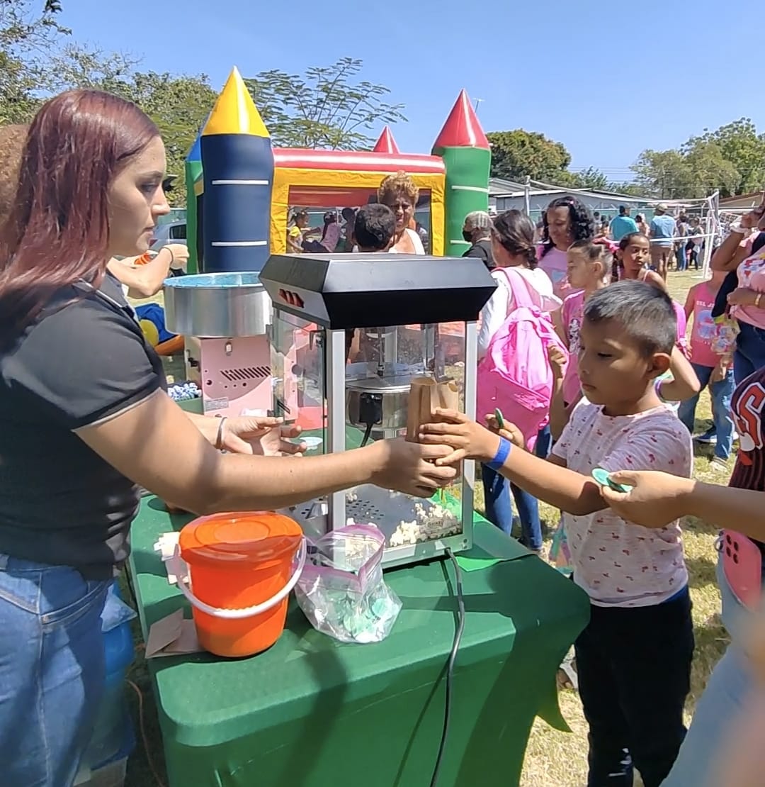 Los 300 niños y niñas beneficiados pertenecen a las escuelas Nicanor Villaláz, El Ejido y Llano Largo de la Villa de Los Santos recibieron mochilas