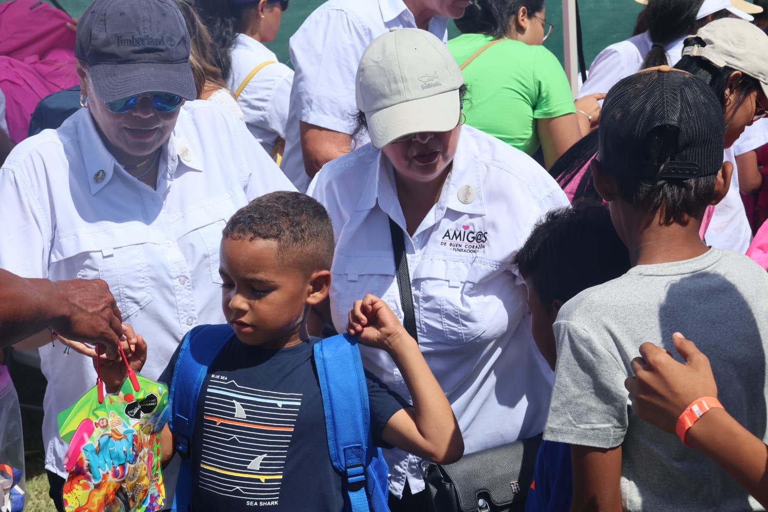 Los 300 niños y niñas beneficiados pertenecen a las escuelas Nicanor Villaláz, El Ejido y Llano Largo de la Villa de Los Santos recibieron mochilas