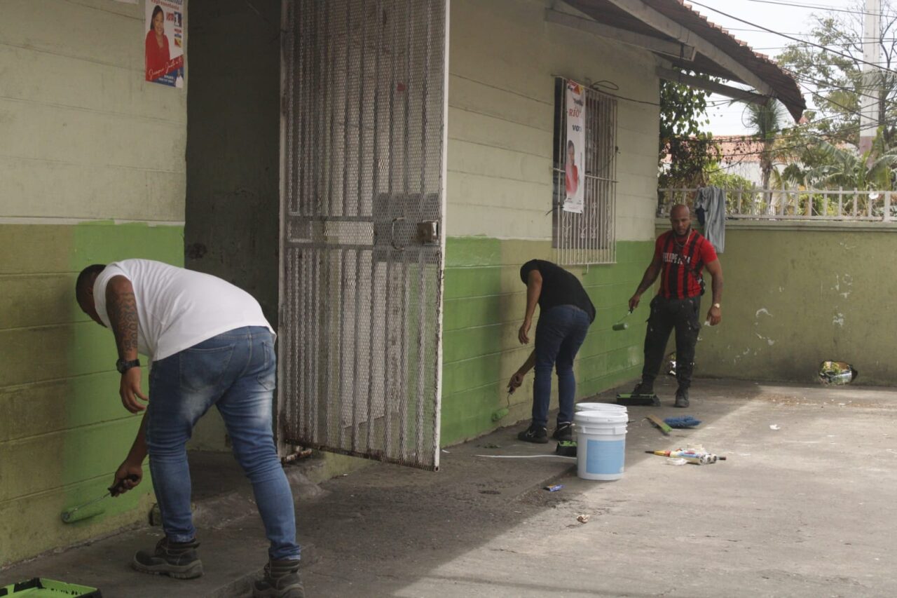 Alex, El Negro Fino se une a la comunidad para mejorar los espacios y el bienestar de Río Abajo