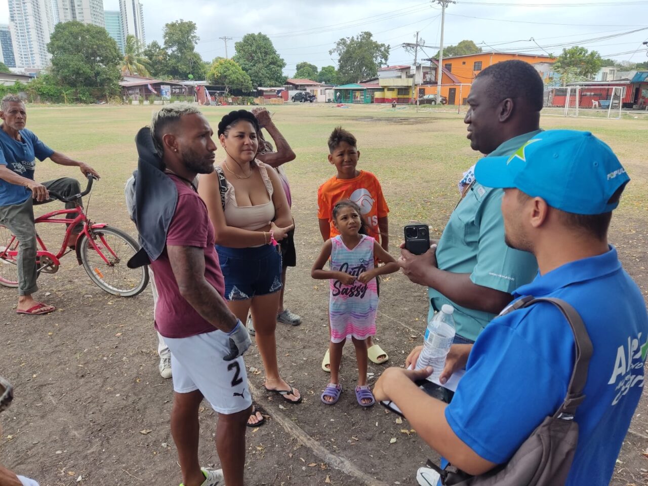 Alex, El Negro Fino realiza entregas y ayudas en Puente del Rey, y Panamá Viejo