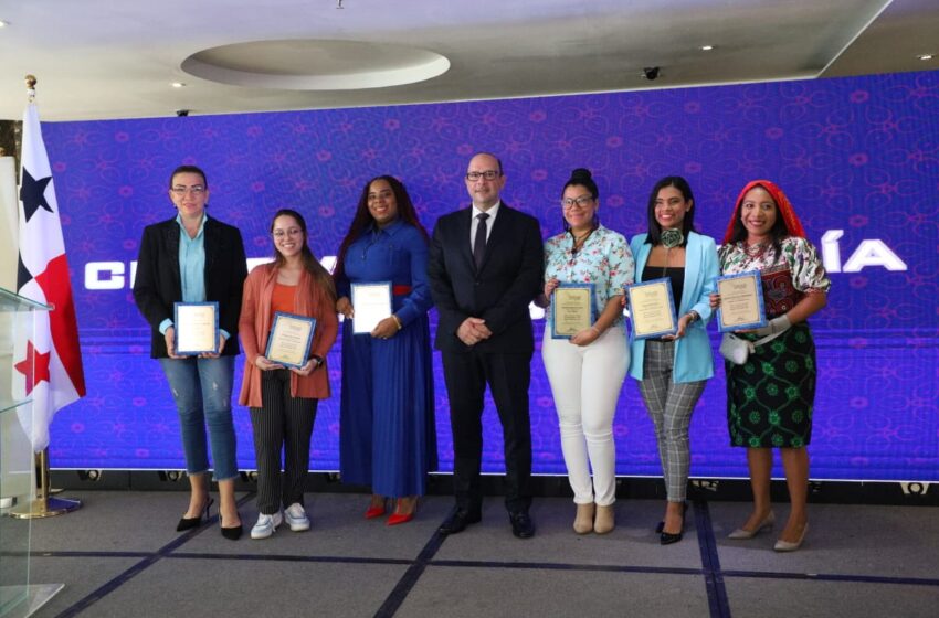  Defensoría premia el desempeño de la mujer en concurso ‘Mujeres Destacadas 2024’