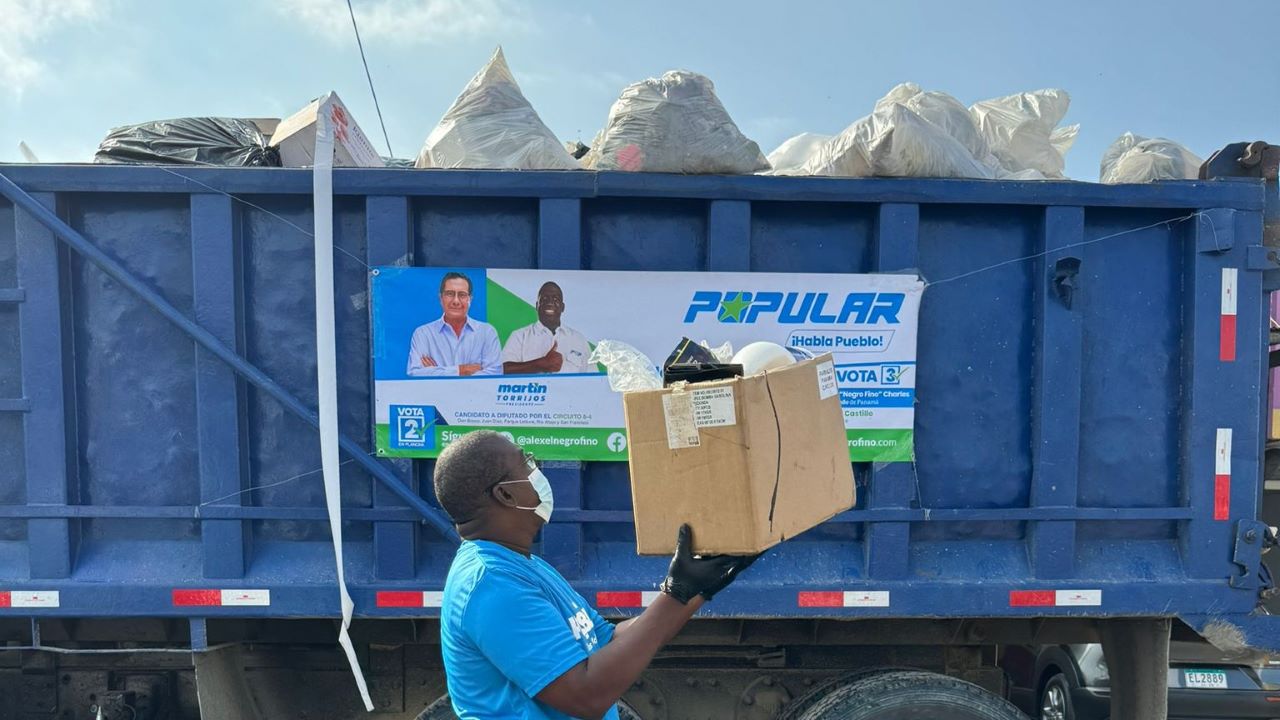Alex el ``Negro Fino`` encabeza recolección de basura en Parque Lefevre