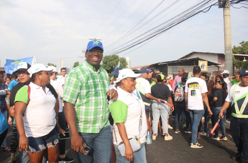  Más empleo para jóvenes, promete Alex “El Negro Fino” en Parque Lefevre