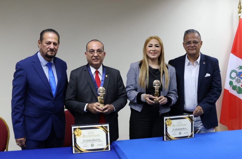  Rector Eduardo Flores y periodista Flor Lizondro freciben el premio: Tumi de Oro Award