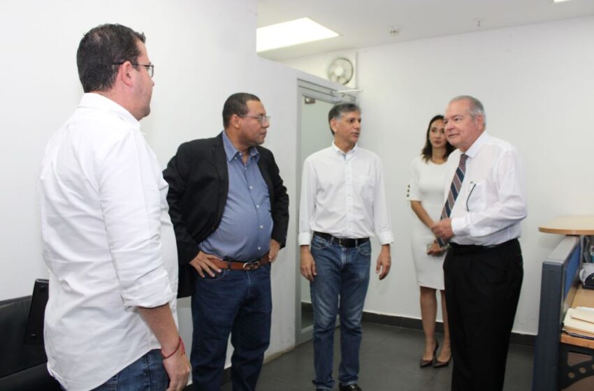  Ministro Andrade y viceministro De Ycaza realizan recorrido por instalaciones del MOP