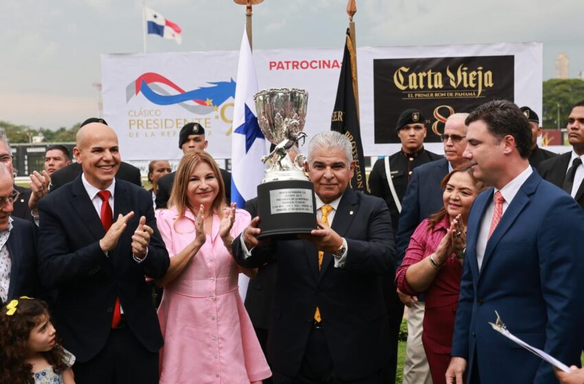  Mulino entrega copa a ganadores del Clásico Presidente de la República