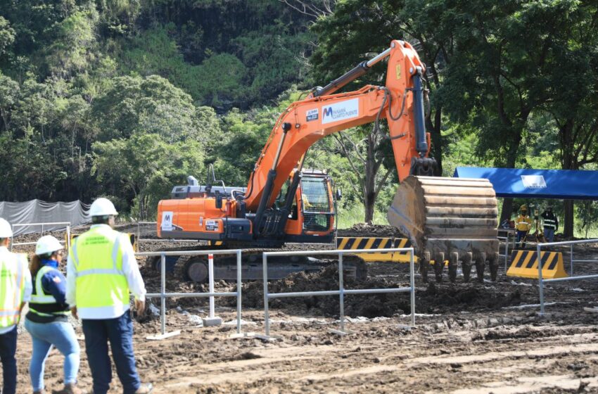  Presidente da orden de proceder para la excavación del acceso al Cuarto Puente