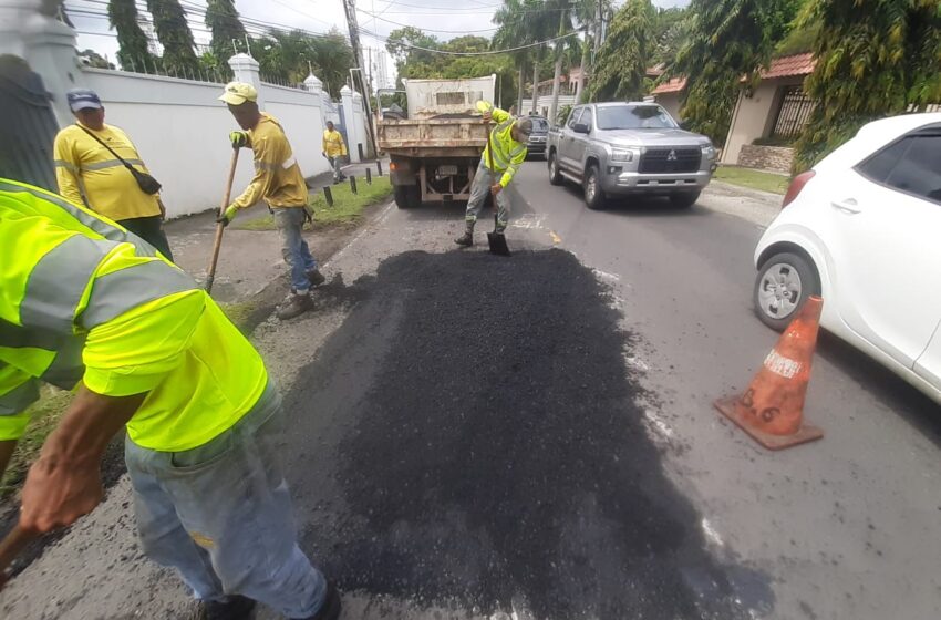  MOP continúa reparando calles en la ciudad capital