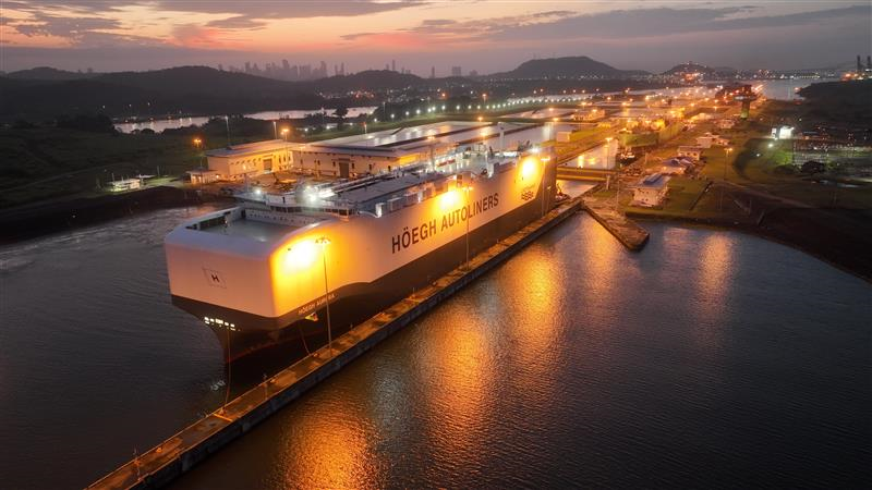 El portavehículo más grande del mundo, el Hoegh Aurora, pasa el Canal de Panamá