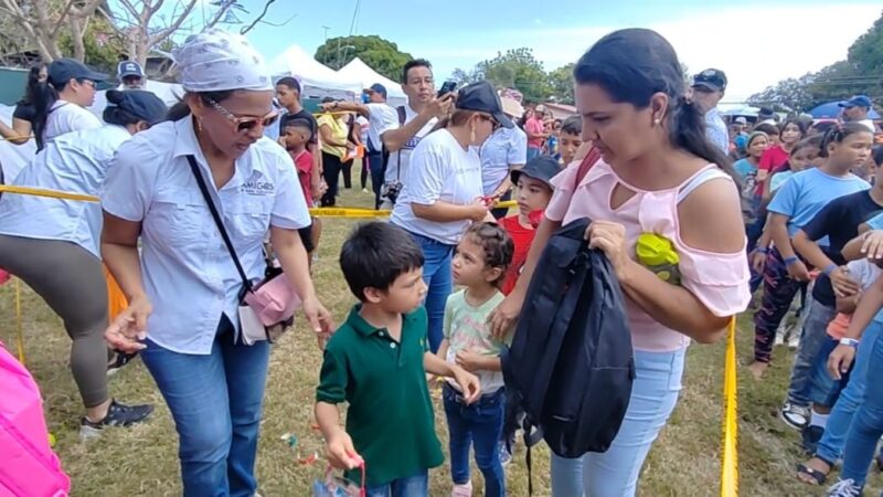 Fundación Amig@s de Buen Corazón reparten 400 mochilas en Los Santos