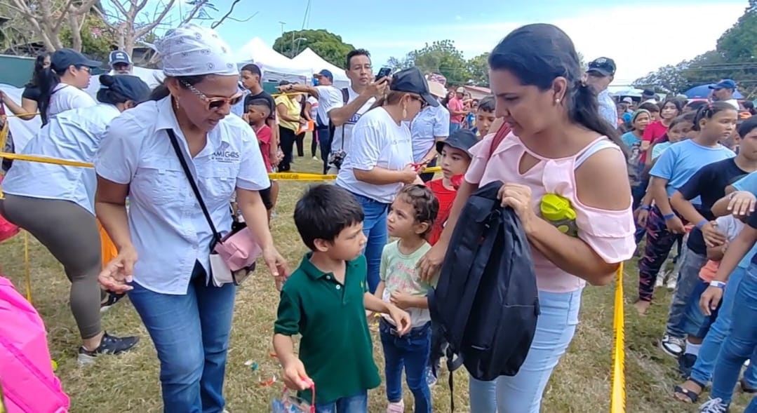 Fundación Amig@s de Buen Corazón reparten 400 mochilas en Los Santos