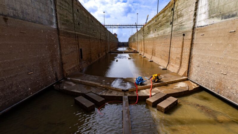 Canal de Panamá trabaja en esclusas de Pedro Miguel