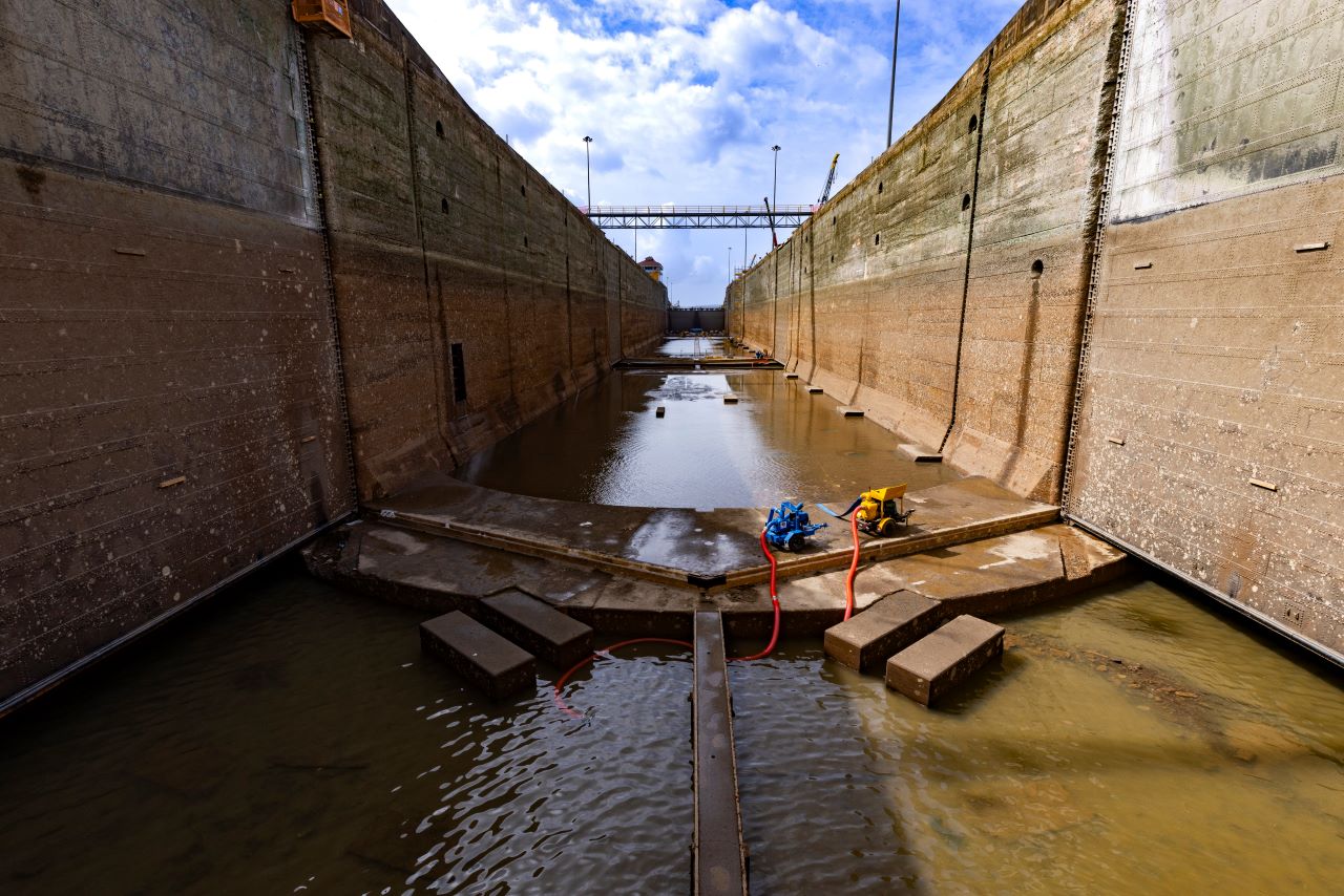Canal de Panamá trabaja en esclusas de Pedro Miguel