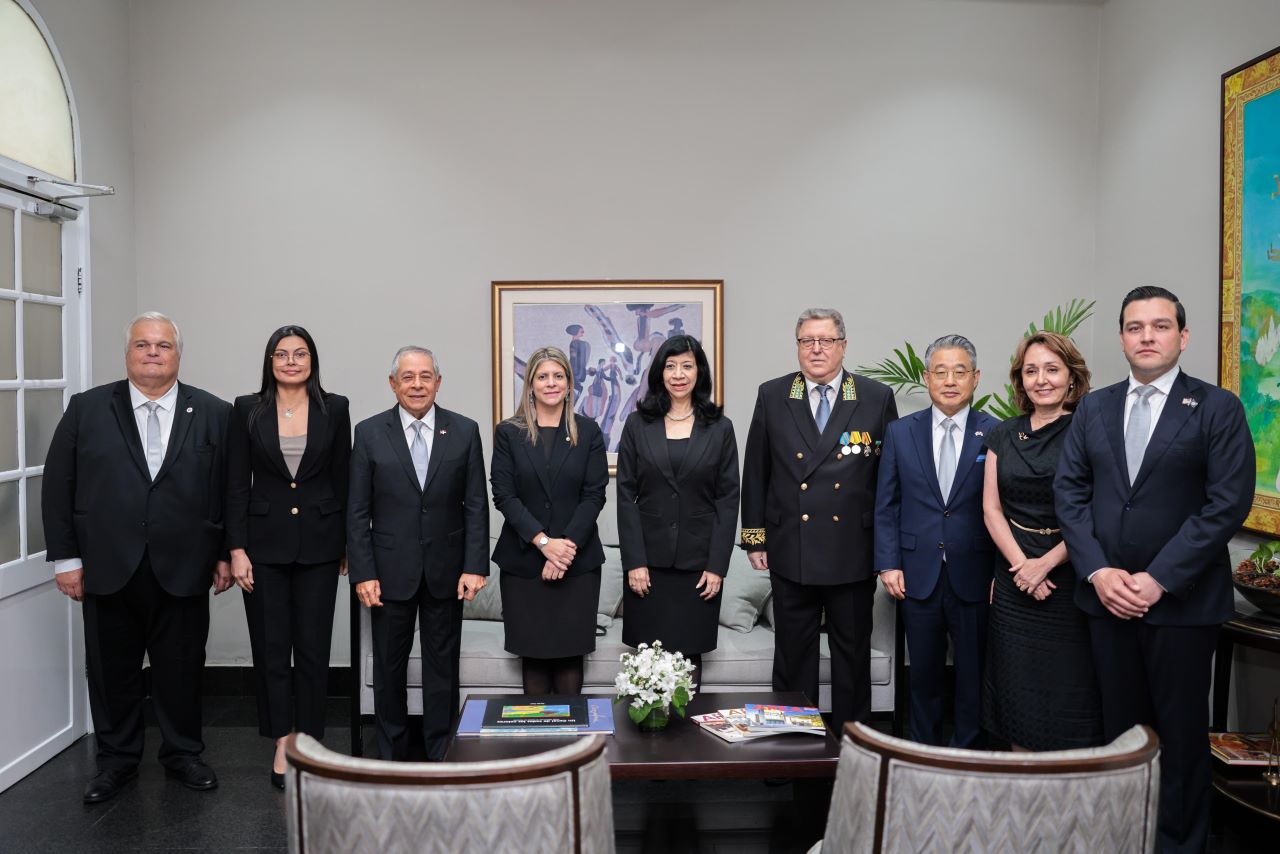 Mulino recibe a nuevos embajadores en ceremonia de acreditación