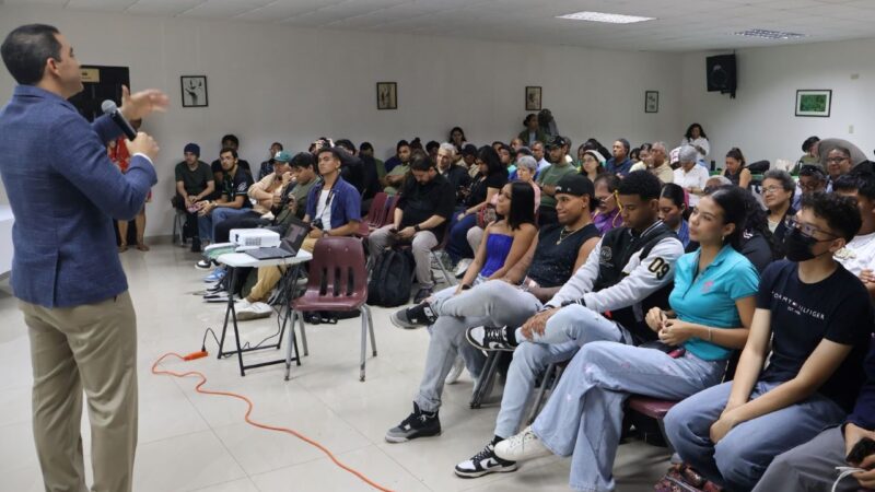 Comunicadores se capacitan sobre megaproyectos y su impacto ambiental