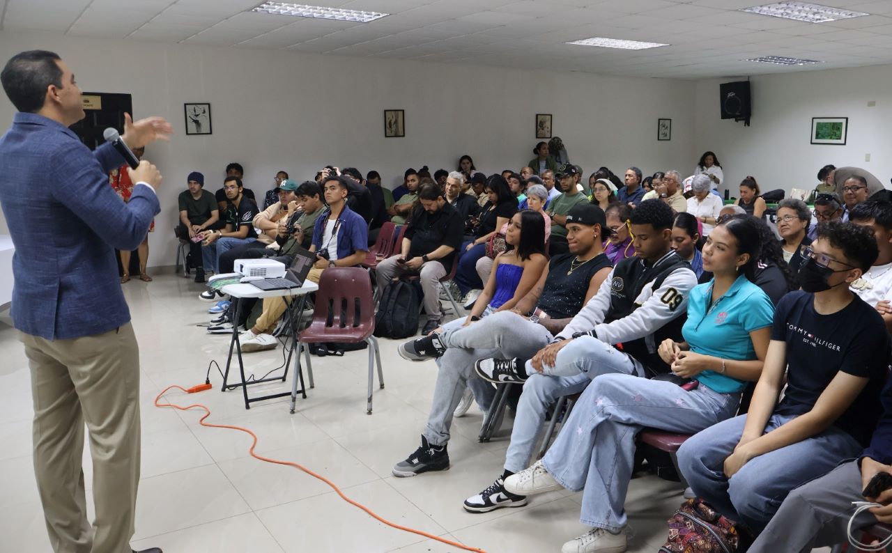 Comunicadores se capacitan sobre megaproyectos y su impacto ambiental