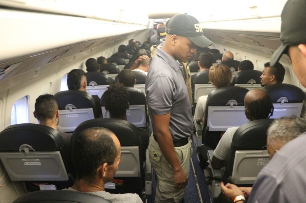 deportados en avión