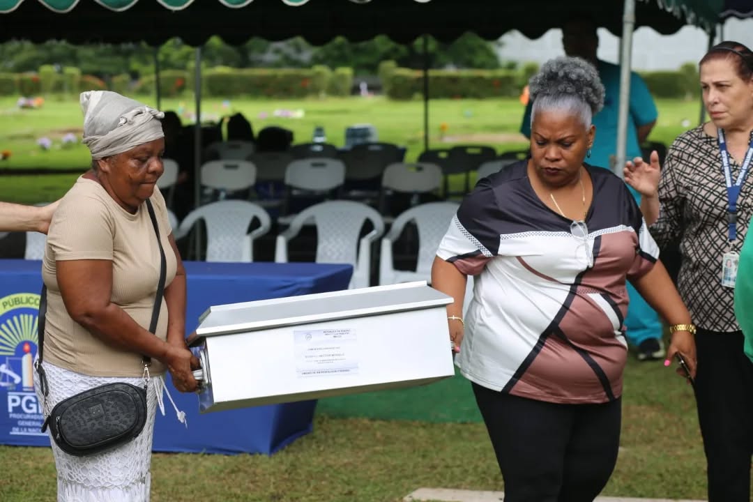 Honrando a las Víctimas: Restos identificados de la invasión reciben sepultura