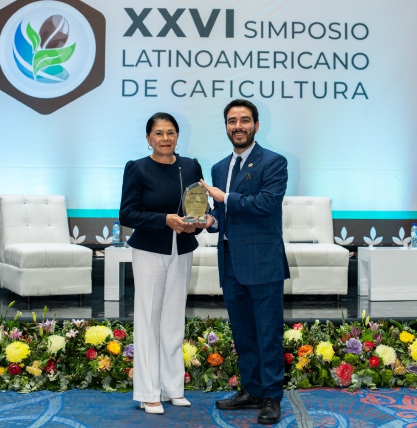 Aracelly Vega recibe reconocimiento global su investigación sobre café
