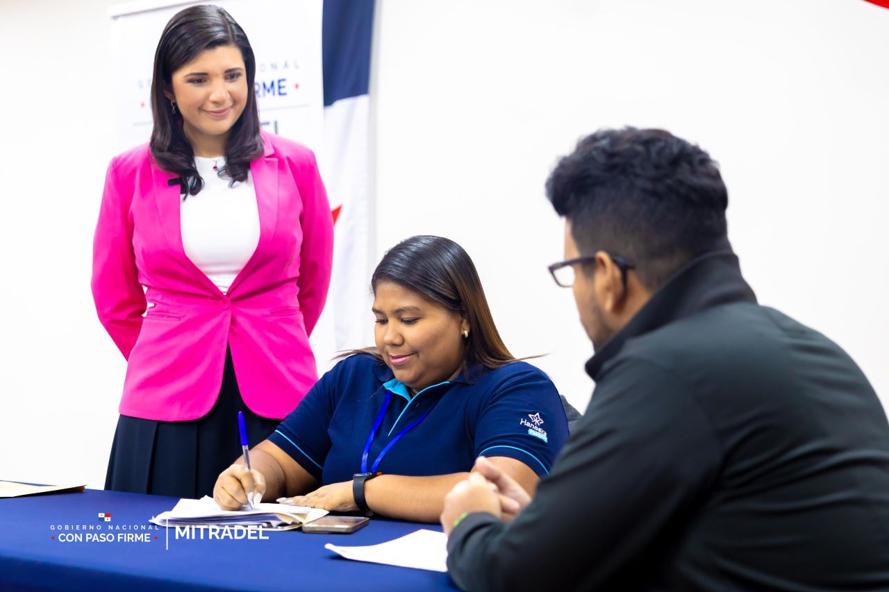 Gobierno crea 9,299 empleos en su primer año: oportunidades que transforman vidas