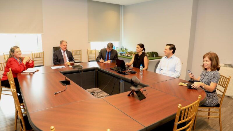 Secretario del Ferrocarril presenta nuevo proyecto al Embajador de EE. UU