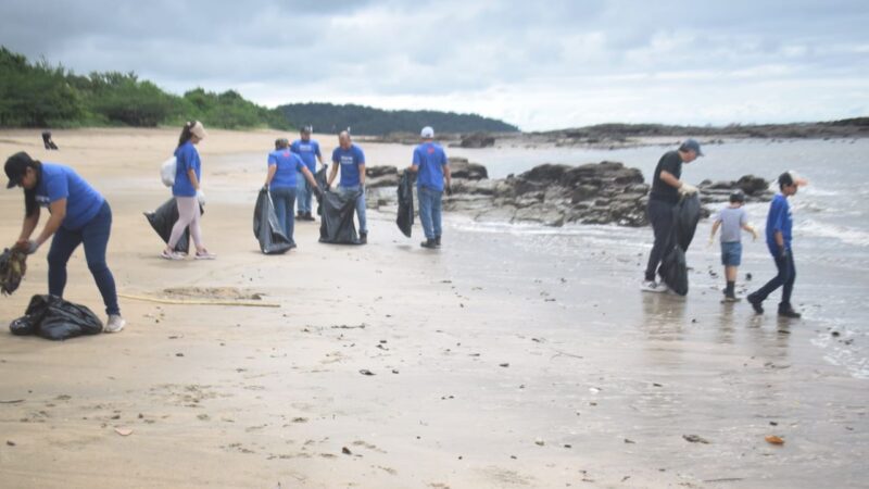 Voluntarios y ADEDAPP devuelven el brillo a Playa Veracruz