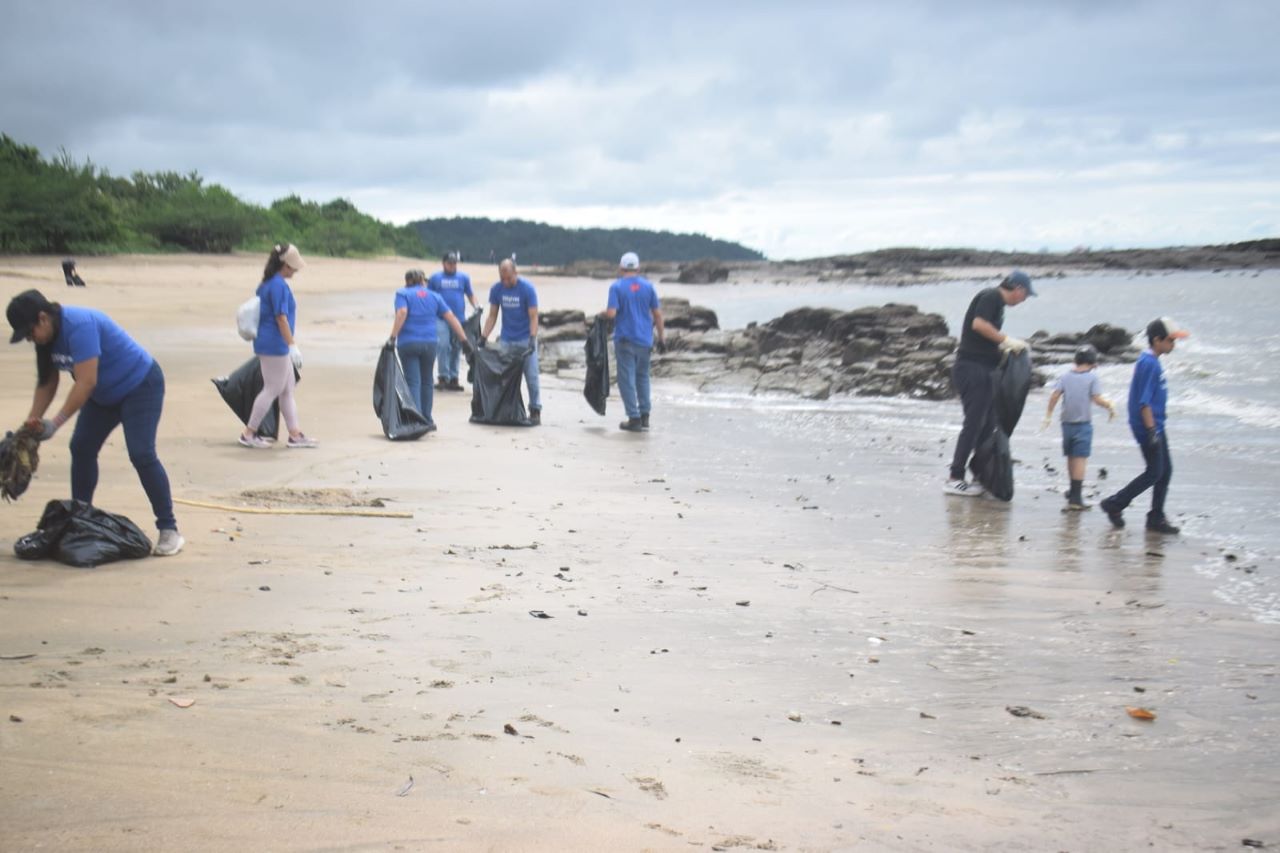 Voluntarios y ADEDAPP devuelven el brillo a Playa Veracruz