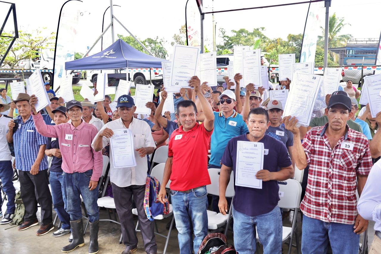 Entregan títulos de propiedad en la cuenca del río Indio