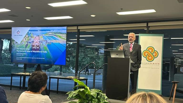 Administrador del Canal visita la Universidad de Texas en Austin