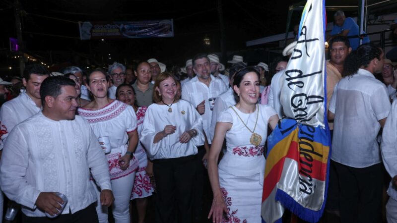 Ministra de Cultura recibe honor como abanderada del Grito de Independencia