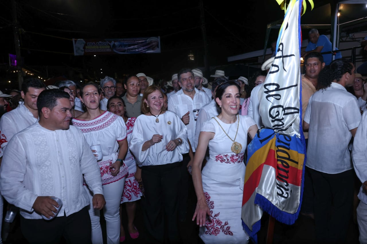 Ministra de Cultura recibe honor como abanderada del Grito de Independencia
