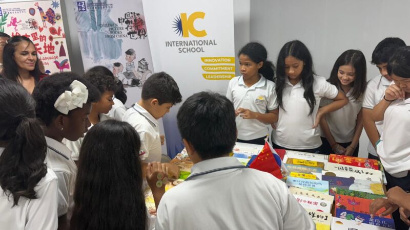 Gran acogida en Panamá para la Exposición “El Mundo Literario de los Niños Chinos”