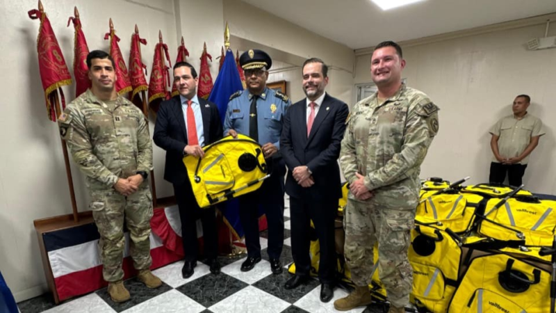 Embajador de los Estados Unidos hace importante donación a los bomberos