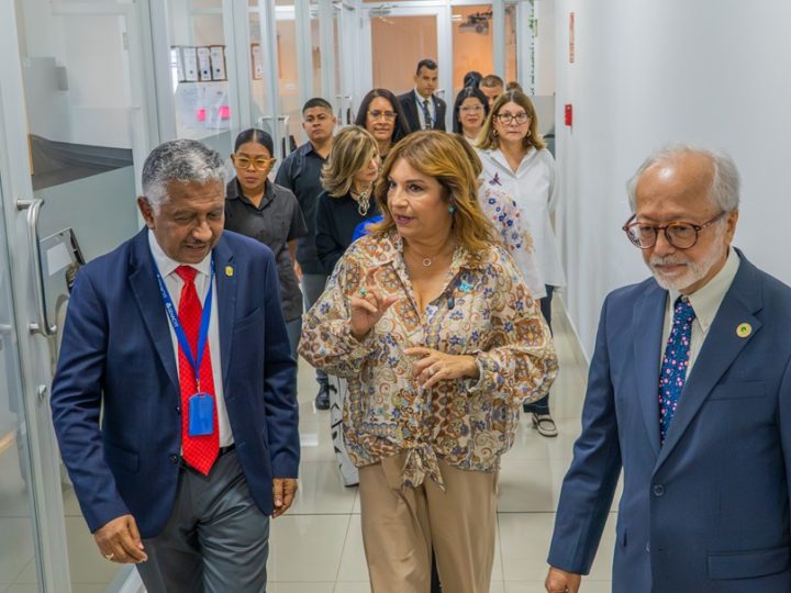 Avances científicos en Panamá: primera dama visita Senacyt e Indicasat